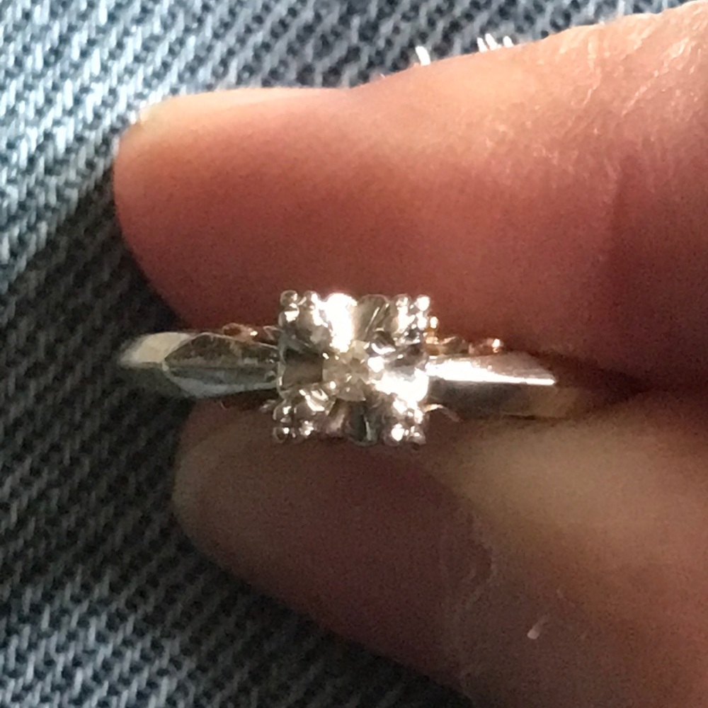 Elegant Gold and Diamond Floral Ring